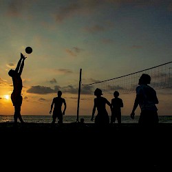 La gente que juega al voleibol de playa