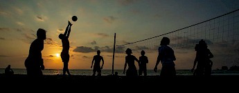 La gente que juega al voleibol de playa